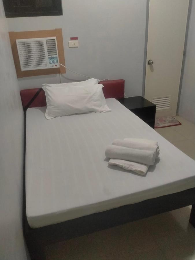 V.F. Riton Apartelle Laoag Eksteriør billede